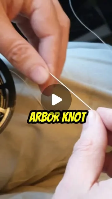 El arbor knot, posiblemente el nudo más usado para atar el backing al reel, luego mediante el nudo del clavo, albright o doble/triple ciruj…